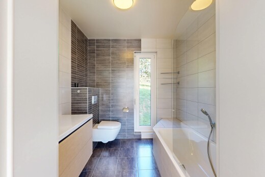 salle de bains avec bain, tile wall, mur en carrelage, salle de bain complète, et dark floor