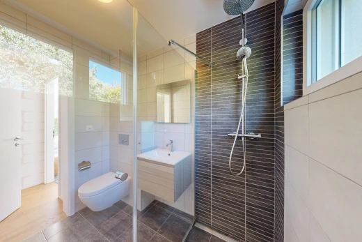 salle de bains avec douche, salle de bain complète, miroir, lavabo (ou coiffeuse selon le contexte), et tile wall