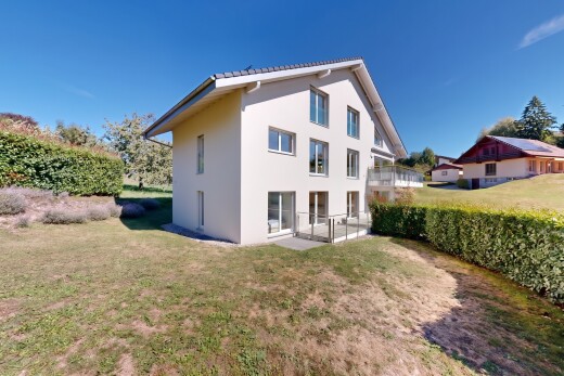 façade avec property visible, pelouse, bardage en stuc, day time, et toit en tuiles