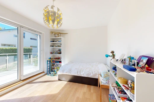 chambre avec accès à l'extérieur, inside property, cloison sèche, drywall, et sol en finition bois