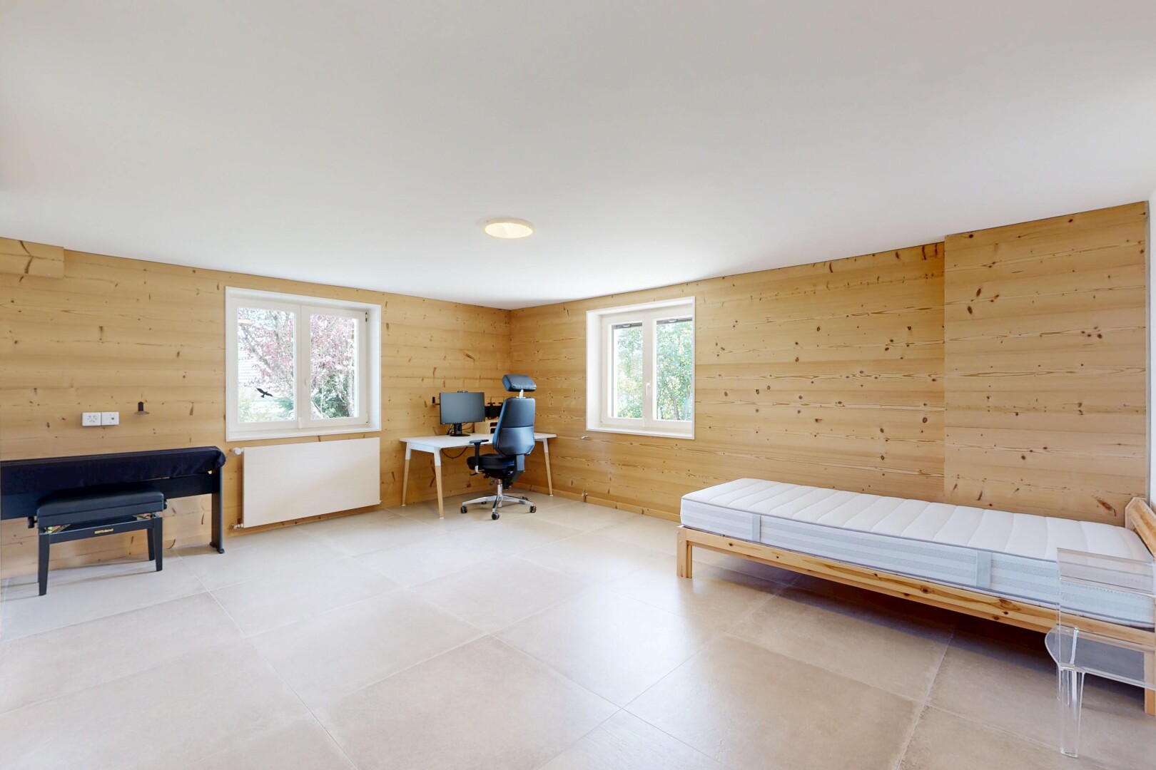 chambre avec lumière naturelle, espace bureau, mur en bois, et wood wall