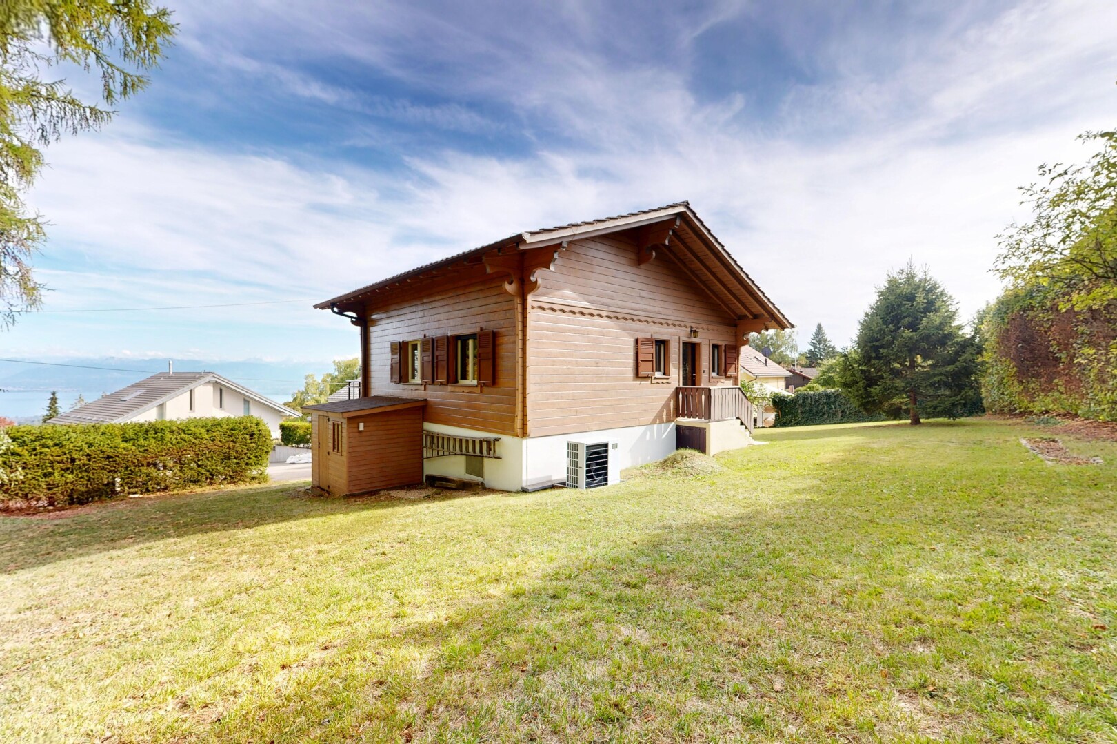 façade avec bardage horizontal, pelouse, property visible, day time, et from property