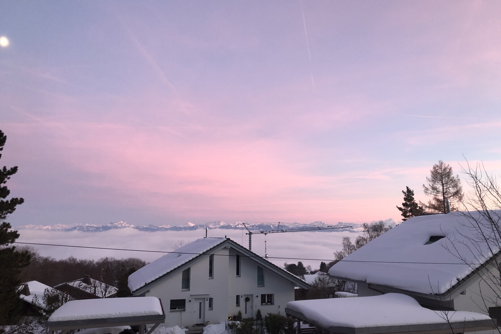 façade avec snow, property visible, et dusk