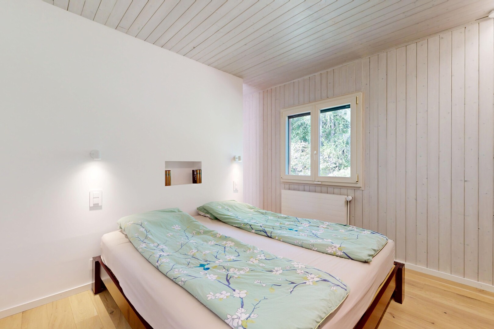 chambre avec mur en bois, wood wall, radiateur, cloison sèche, et drywall