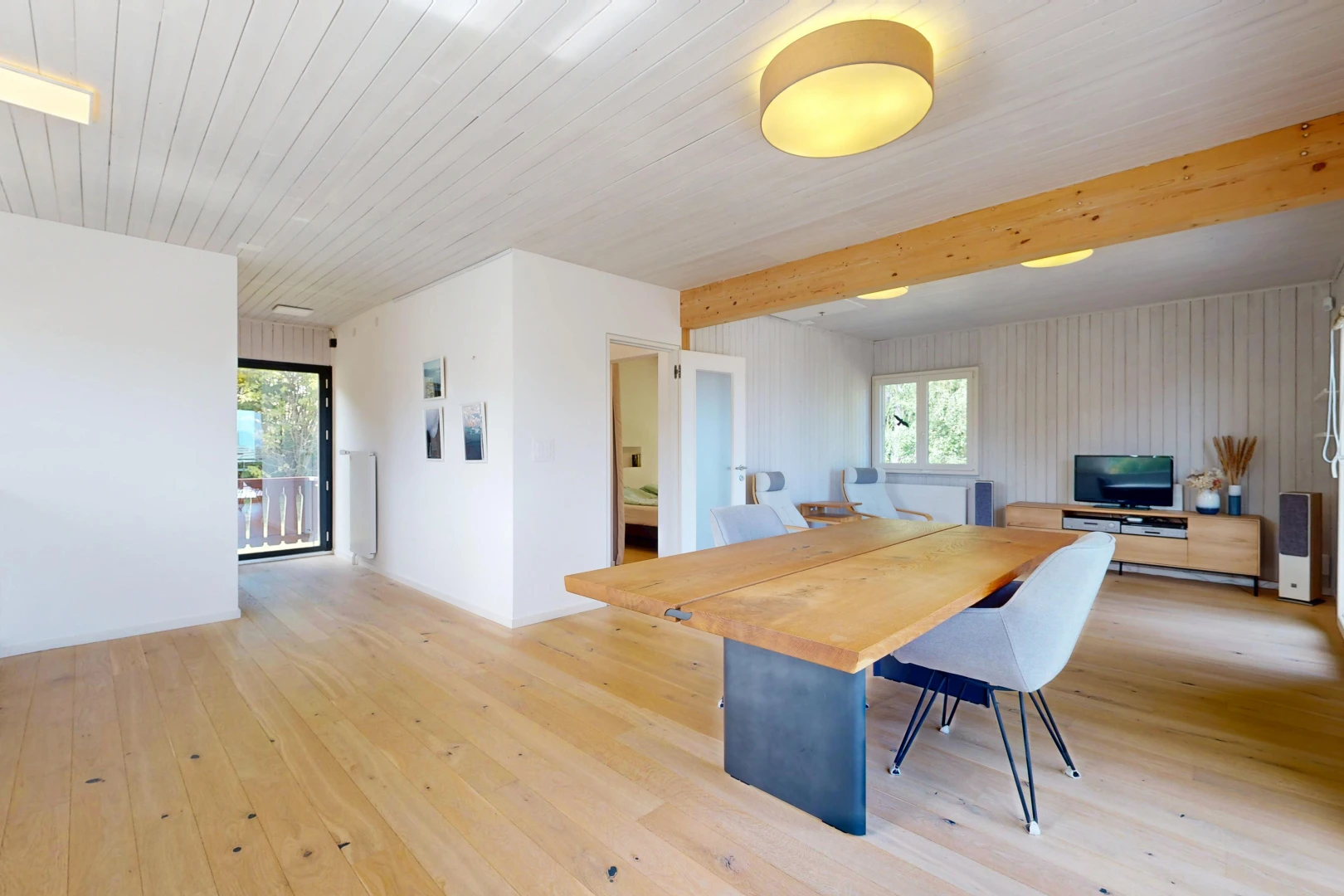 salle à manger avec high end ceiling, wood finish floor, sol en finition bois, drywall, et cloison sèche