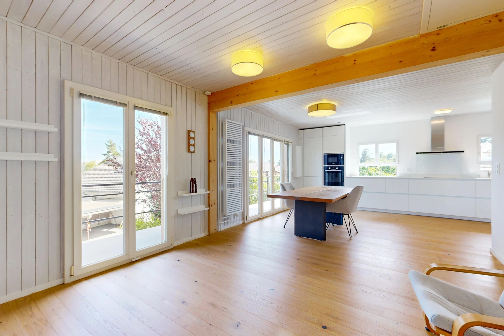 salle à manger avec high end ceiling, sol en finition bois, wood finish floor, day time, et light floor