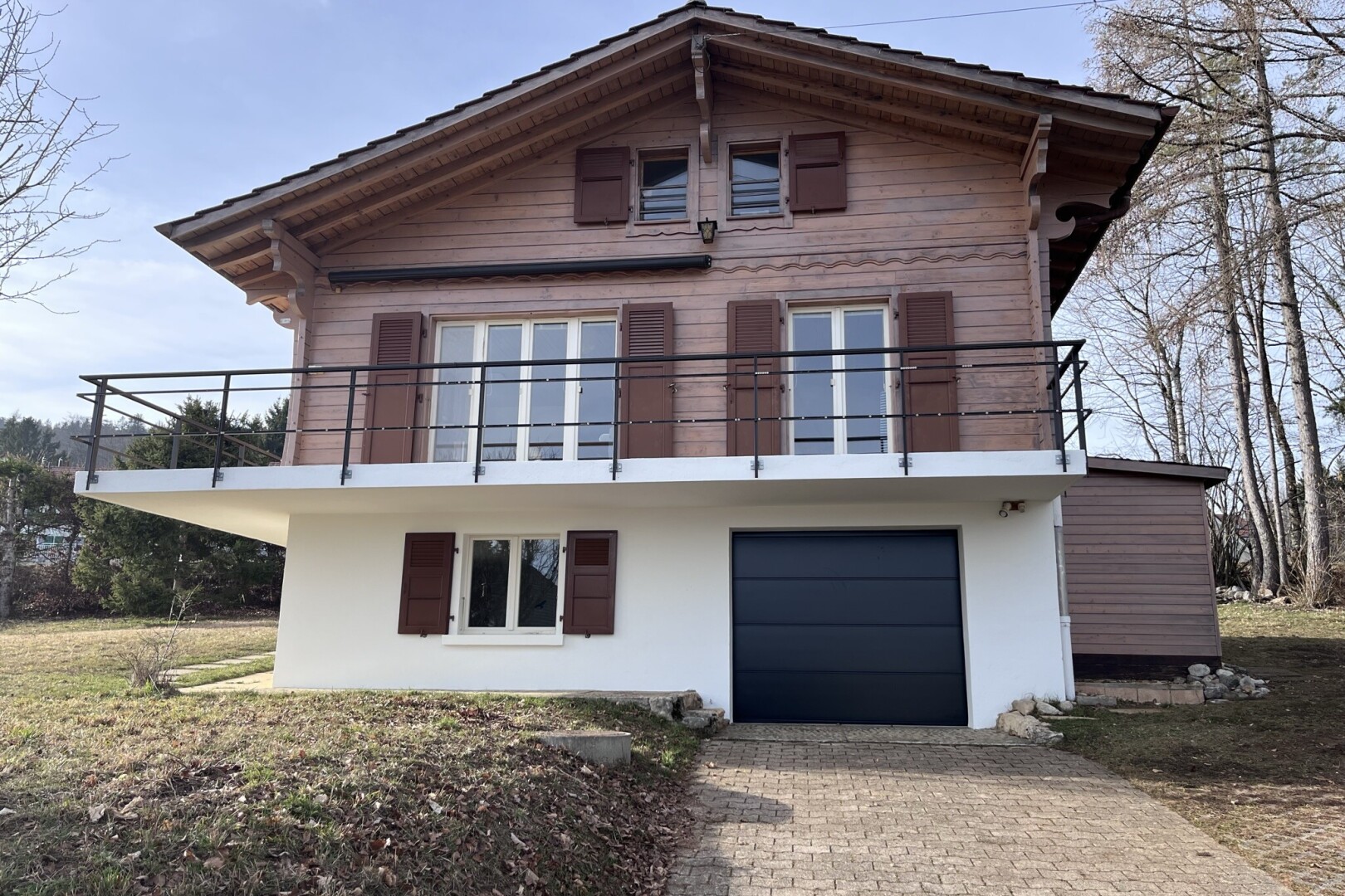 façade avec bardage horizontal, property visible, from property, garage intégré, et allée
