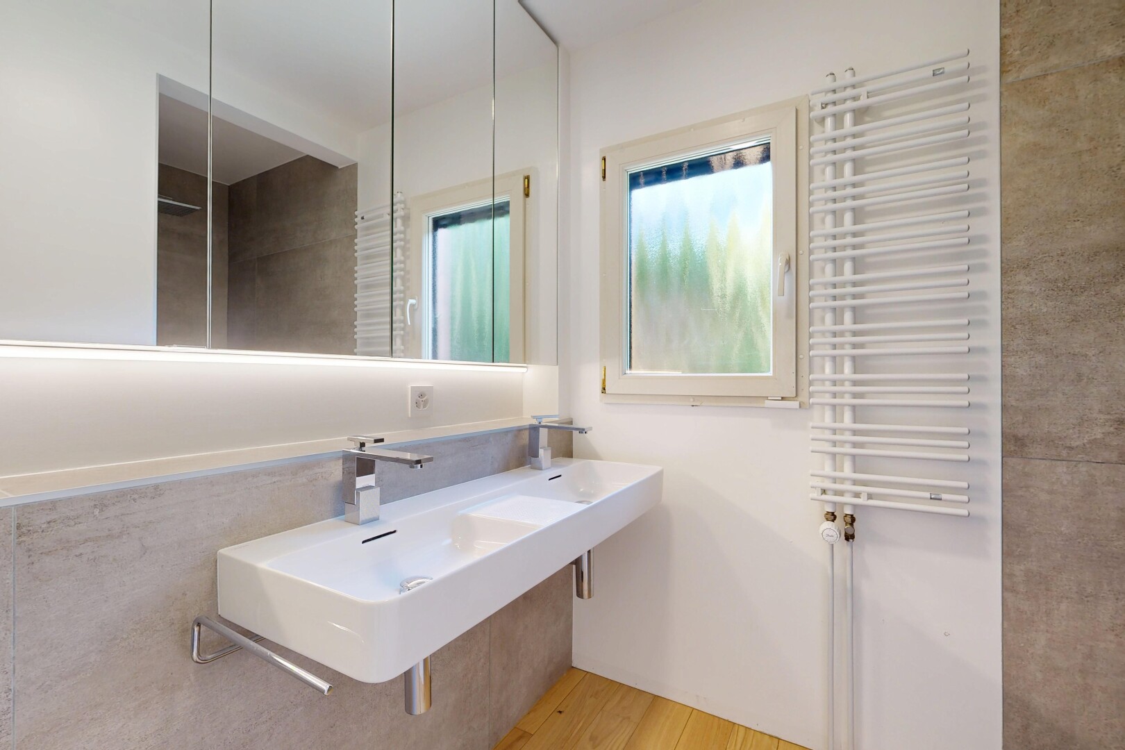 salle de bains avec radiateur, salle de bain complète, évier, inside property, et light floor