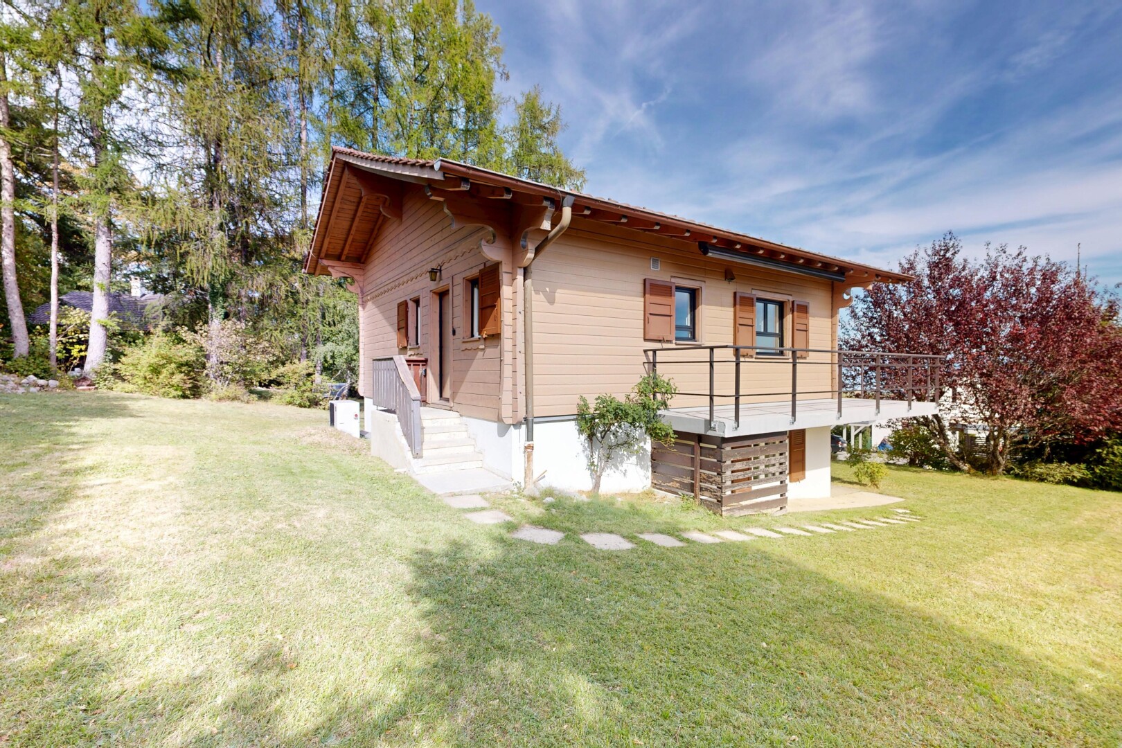 façade avec bardage horizontal, pelouse, from property, property visible, et day time