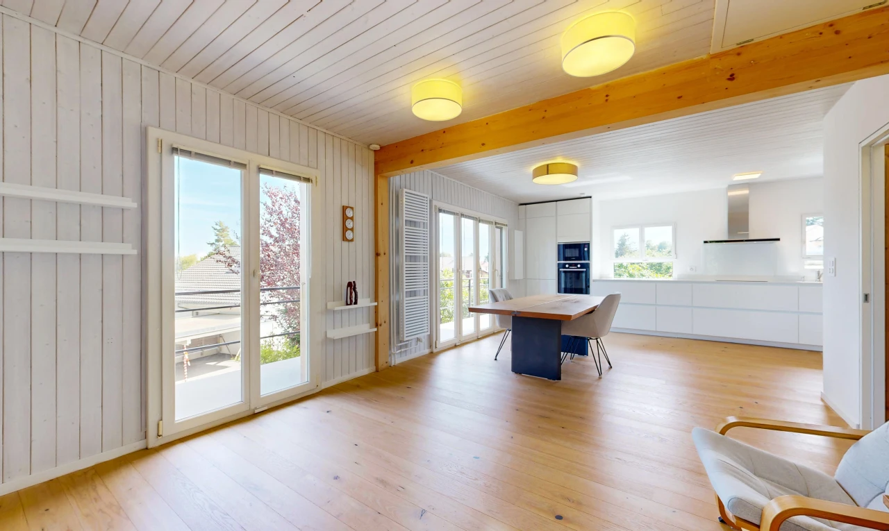 salle à manger avec high end ceiling, sol en finition bois, wood finish floor, day time, et light floor