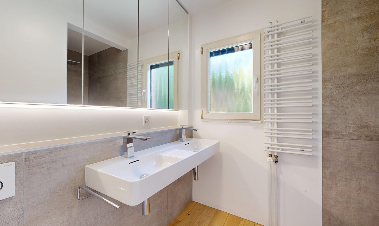 salle de bains avec radiateur, salle de bain complète, évier, inside property, et light floor