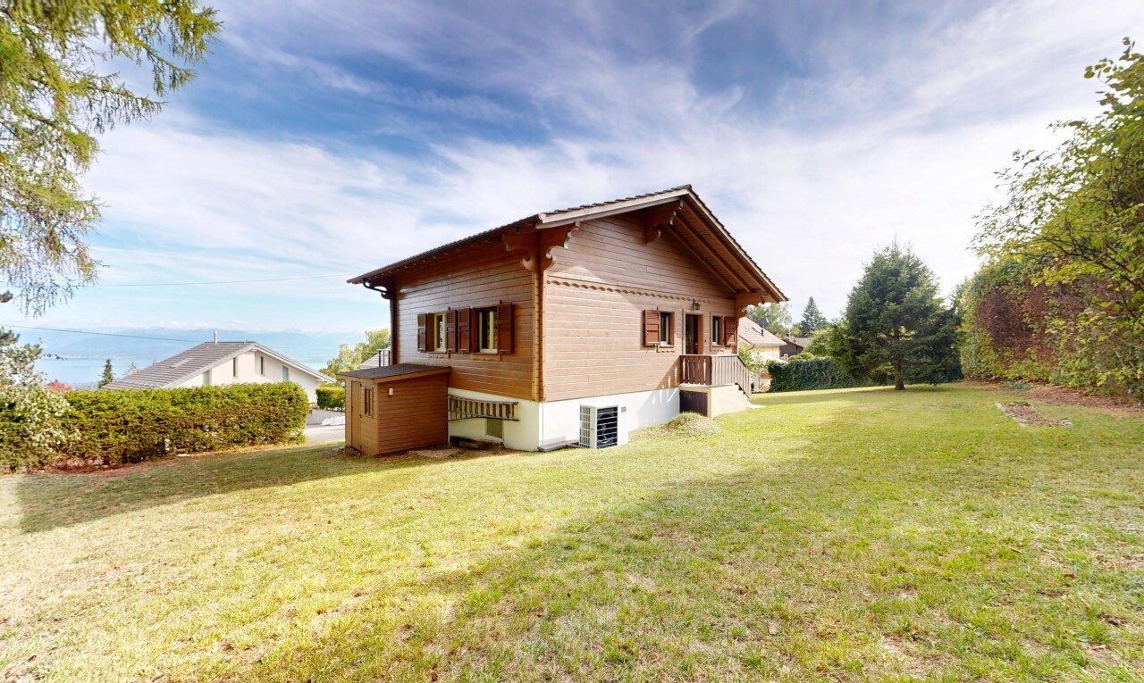 façade avec bardage horizontal, pelouse, property visible, day time, et from property