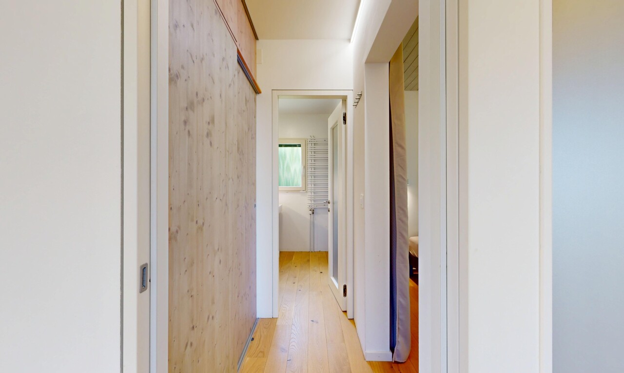 couloir avec wood finish floor, sol en finition bois, light floor, inside property, et drywall