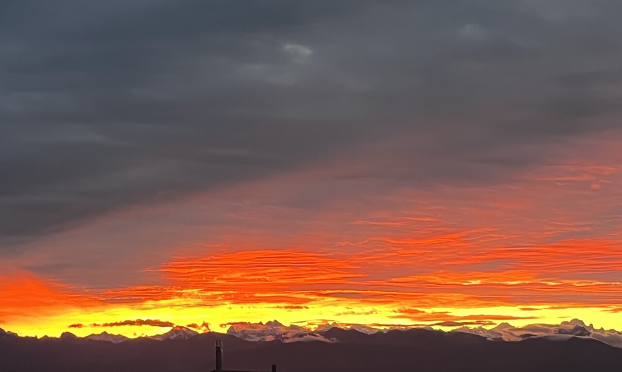 vue sur la montagne avec dusk