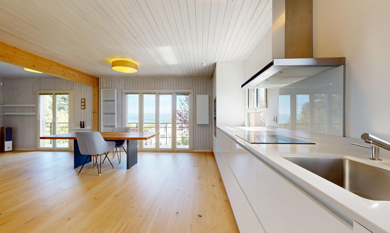 cuisine avec hotte, light countertops, plans de travail, light floor, et high end ceiling