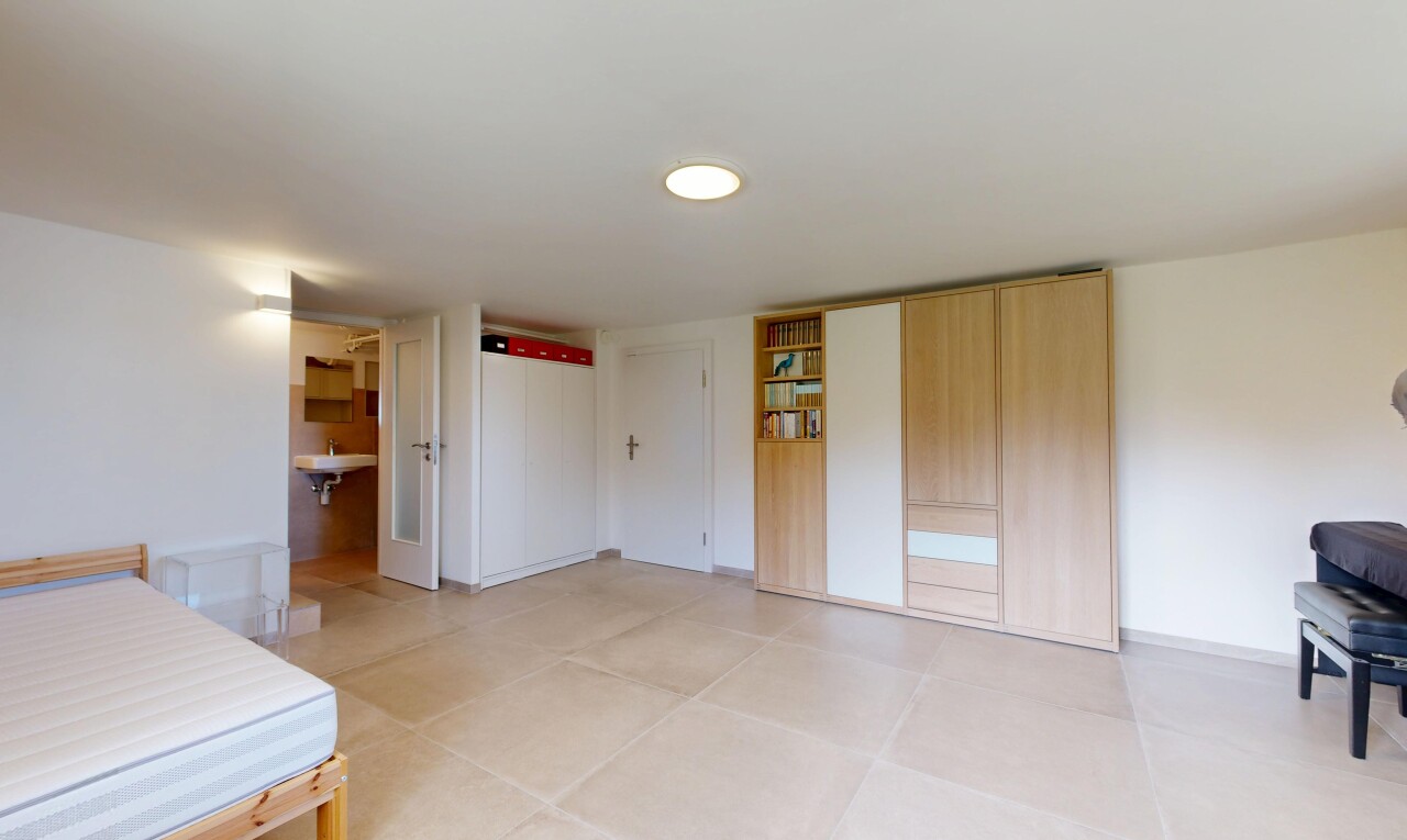 chambre avec cloison sèche, drywall, inside property, light floor, et placard