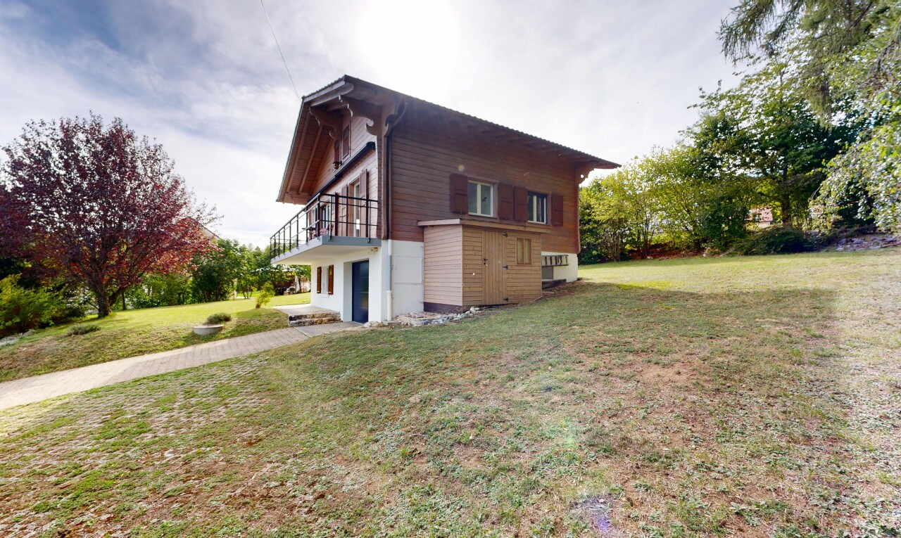 façade avec pelouse, property visible, bardage horizontal, from property, et day time