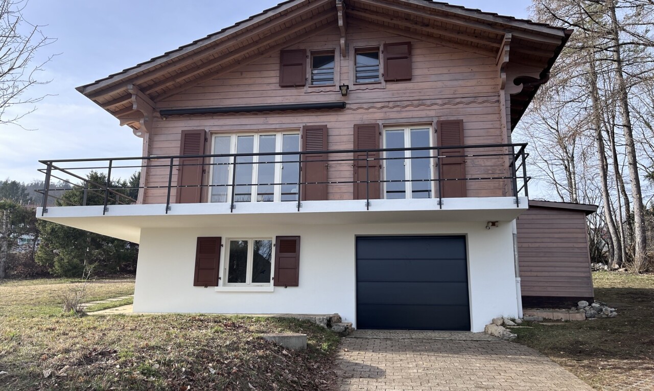 façade avec bardage horizontal, property visible, from property, garage intégré, et allée