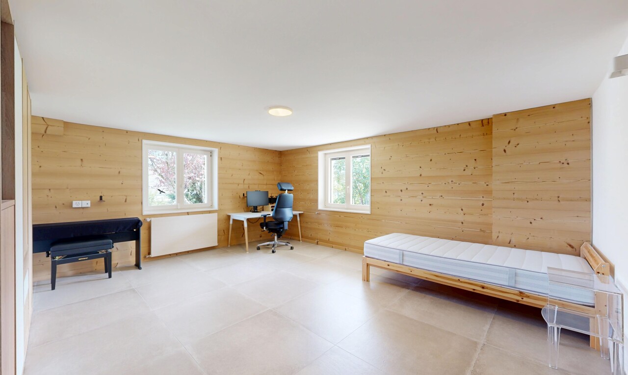 chambre avec lumière naturelle, espace bureau, mur en bois, et wood wall