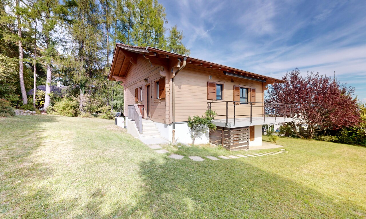 façade avec bardage horizontal, pelouse, from property, property visible, et day time