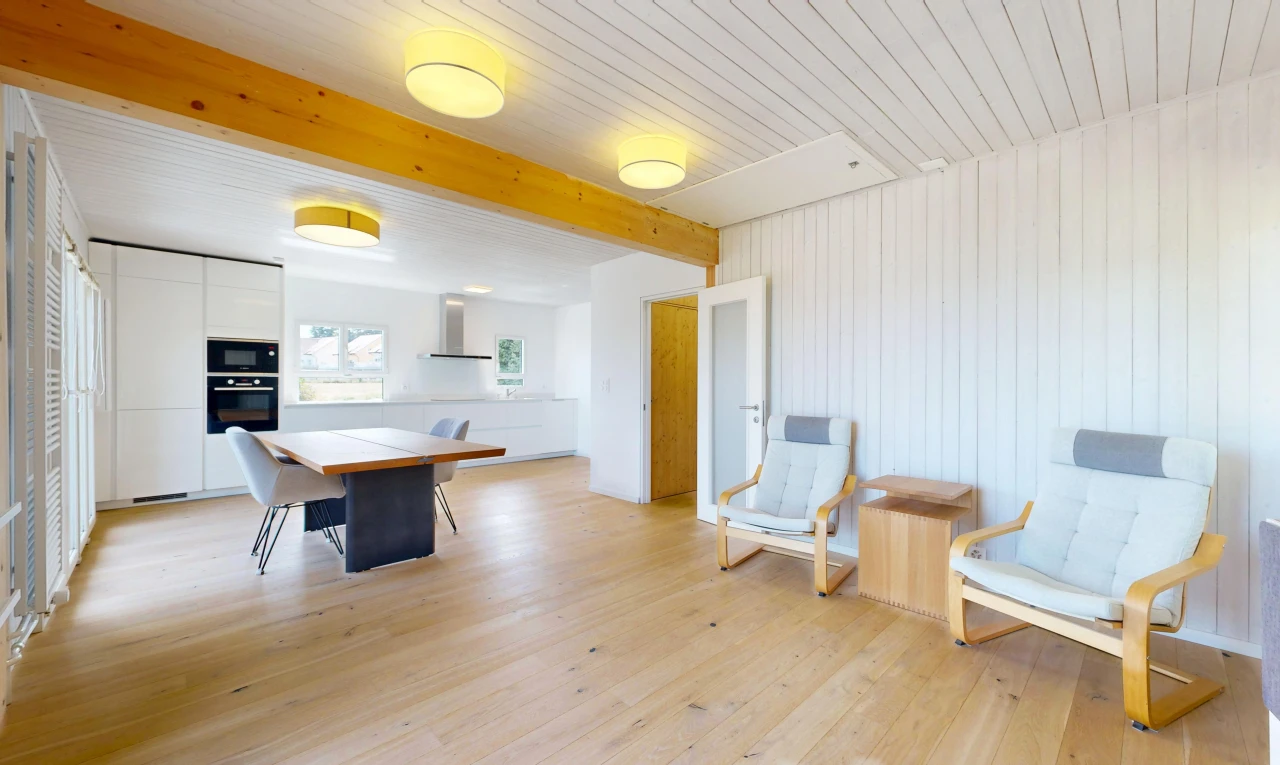 salle à manger avec high end ceiling, wood finish floor, sol en finition bois, inside property, et light floor
