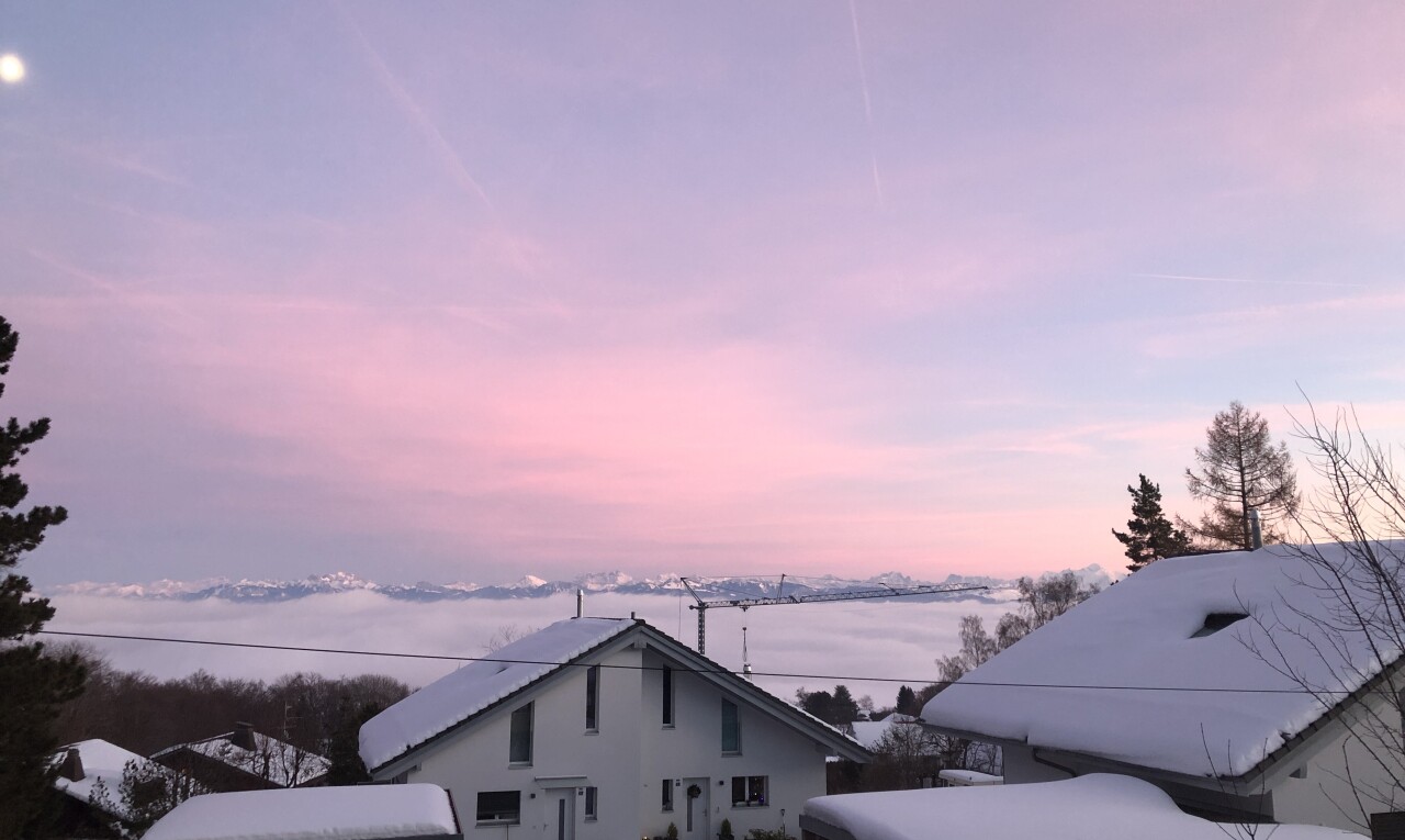 façade avec snow, property visible, et dusk