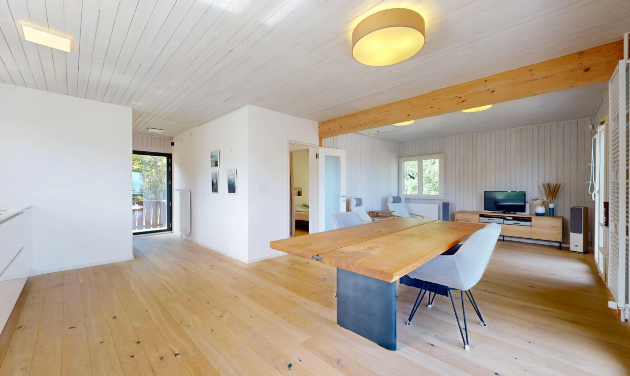 salle à manger avec high end ceiling, wood finish floor, sol en finition bois, drywall, et cloison sèche