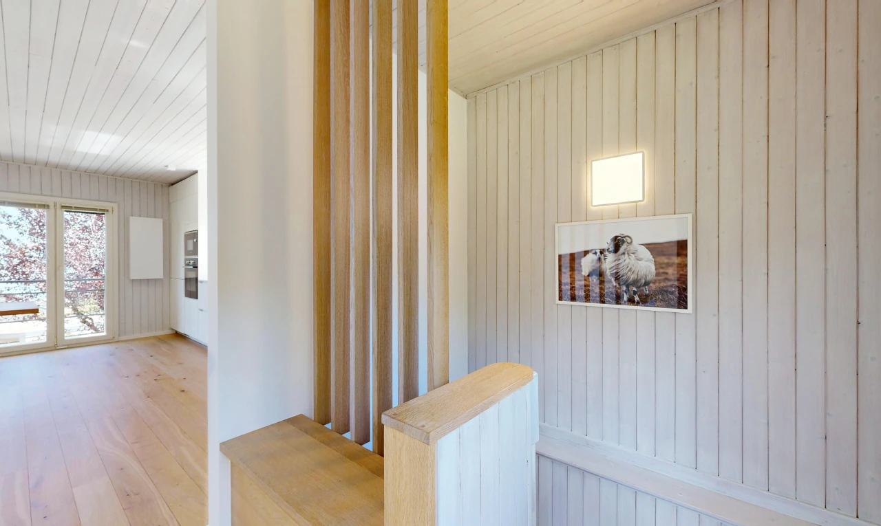 couloir avec mur en bois, wood wall, inside property, sol en finition bois, et wood finish floor