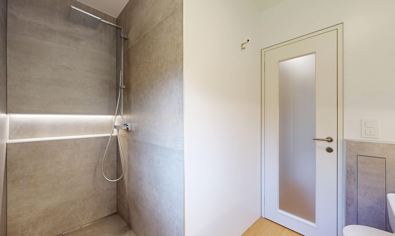 salle de bains avec douche, salle de bain complète, inside property, drywall, et cloison sèche