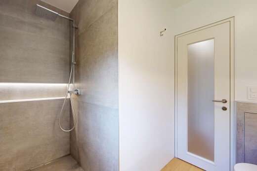bathroom featuring a tile shower