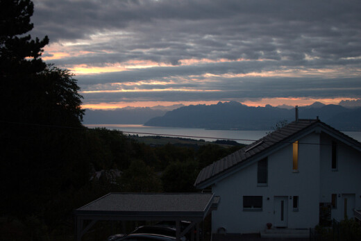 façade avec water view, vue sur l'eau, et dusk