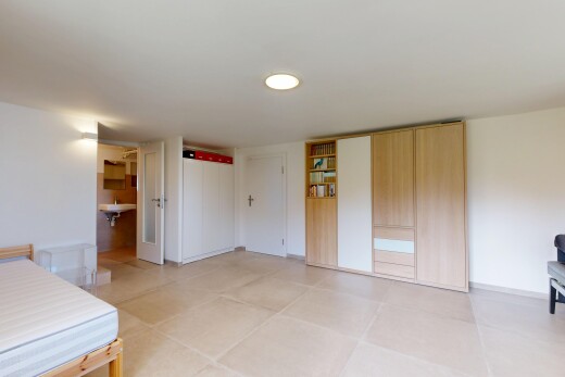 unfurnished room with a closet