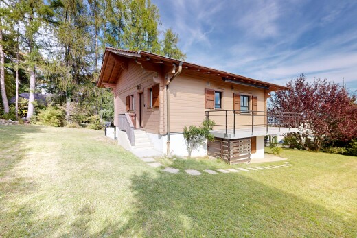 façade avec bardage horizontal, pelouse, from property, property visible, et day time