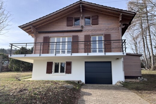 façade avec bardage horizontal, property visible, from property, garage intégré, et allée