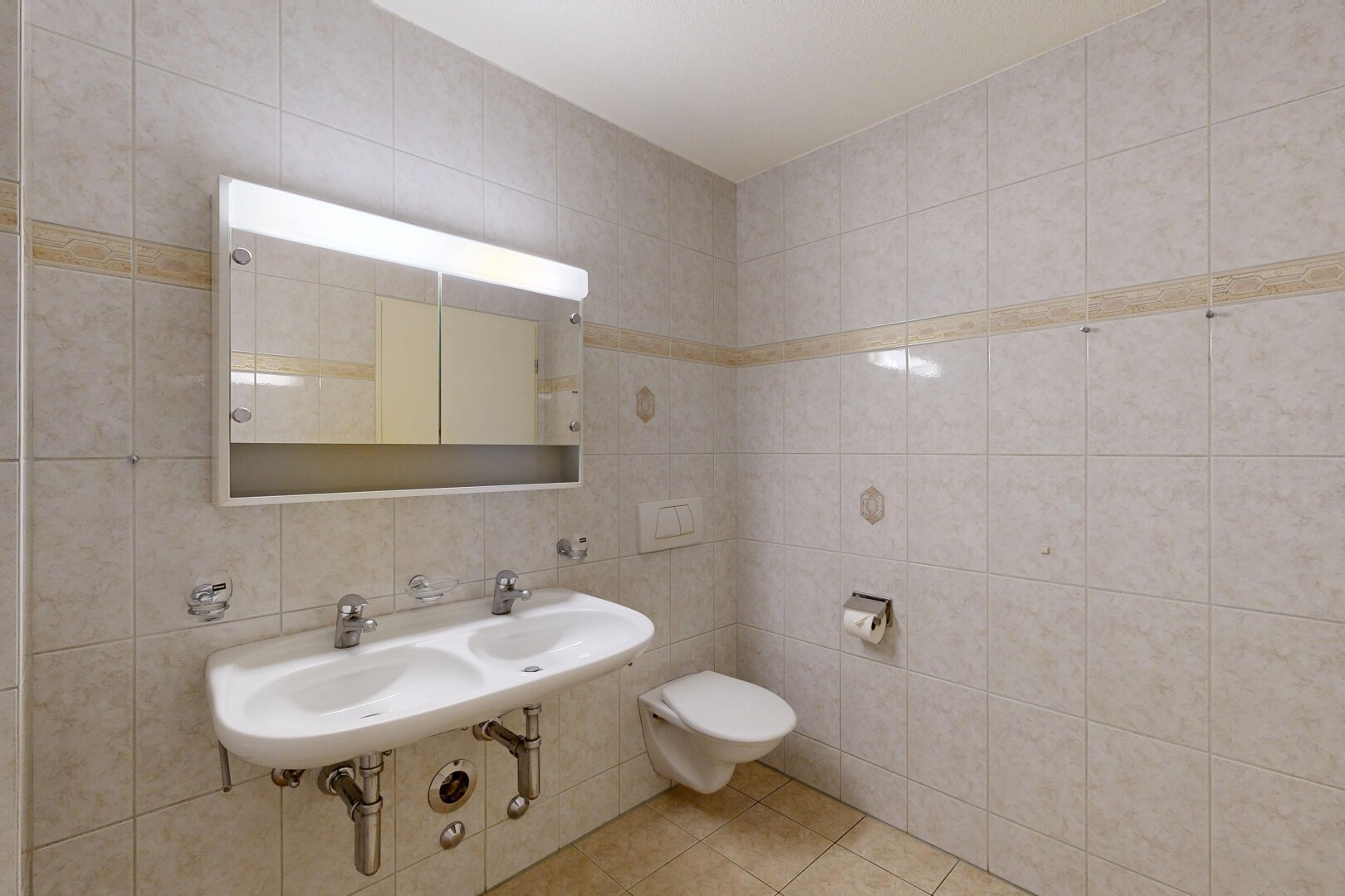 salle de bains avec mur en carrelage, tile wall, inside property, miroir, et sol en carrelage