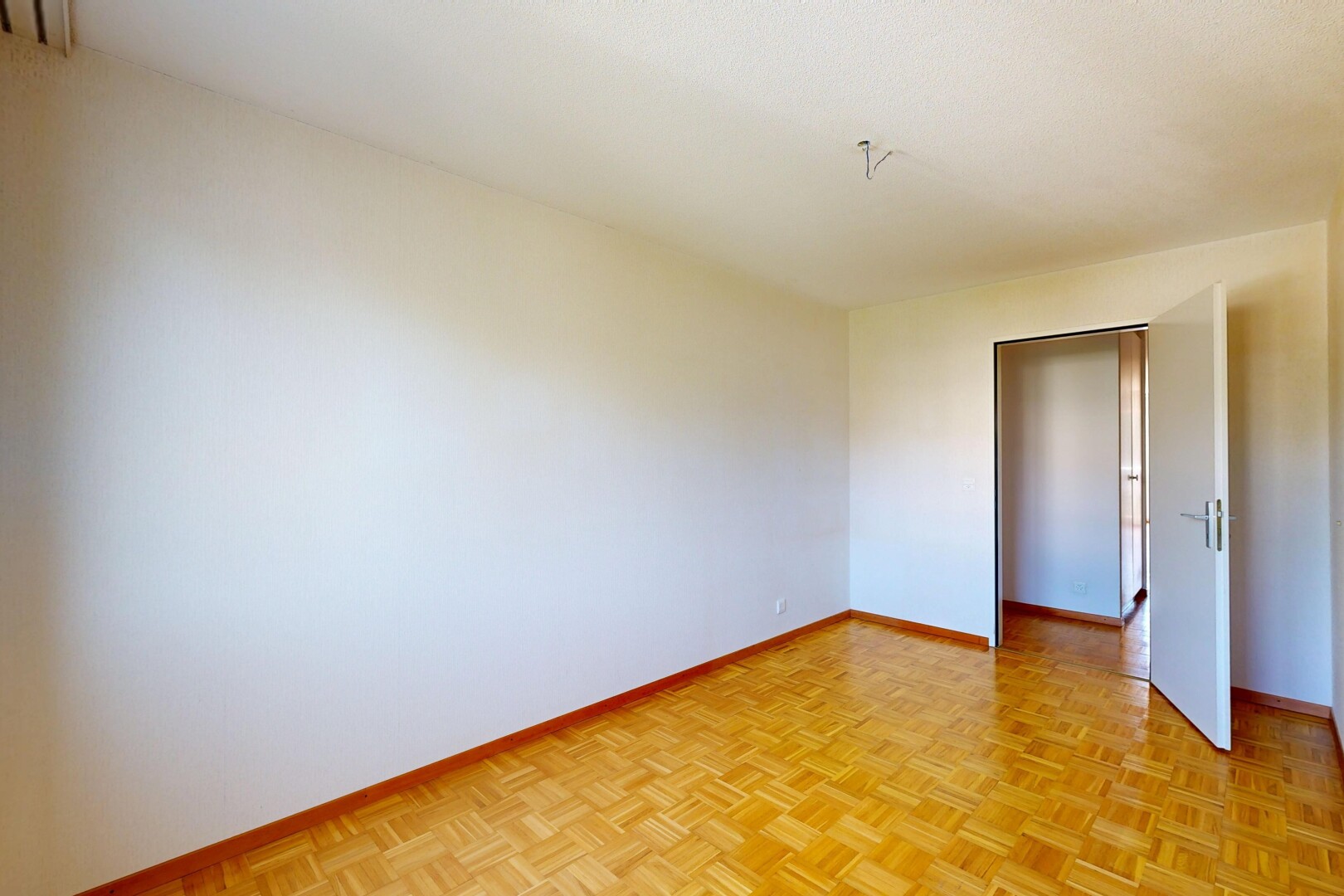 pièce vide avec inside property, cloison sèche, drywall, plinthes murales, et baseboards wall