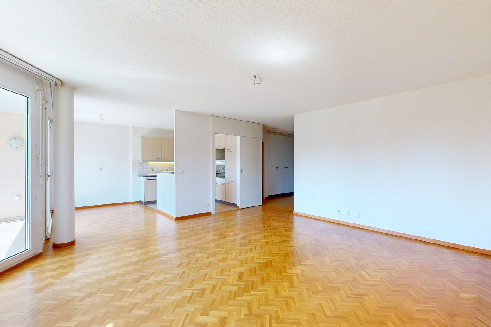 pièce vide avec sol en finition bois, wood finish floor, light floor, parquet floor, et cloison sèche