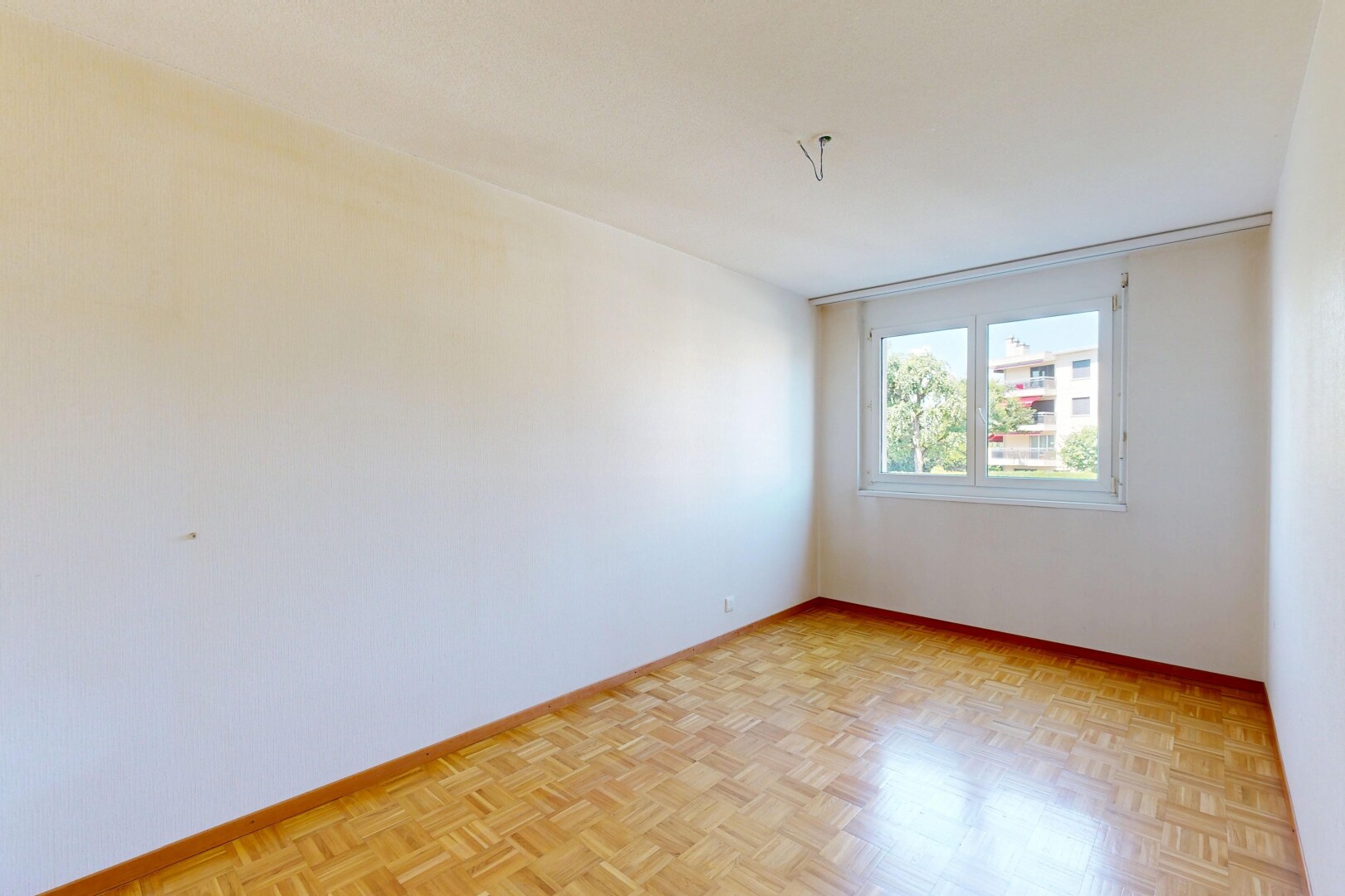 pièce vide avec sol en finition bois, wood finish floor, inside property, parquet floor, et lumière naturelle