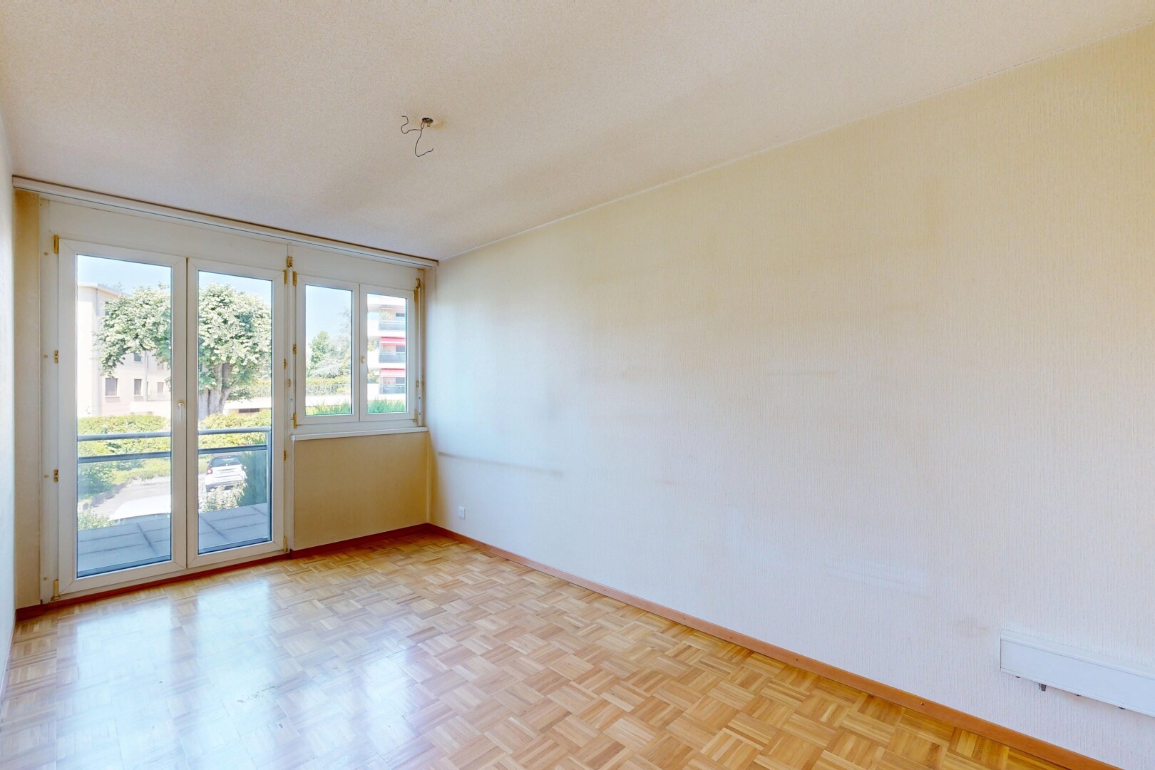 pièce vide avec inside property, sol en finition bois, wood finish floor, lumière naturelle, et natural light