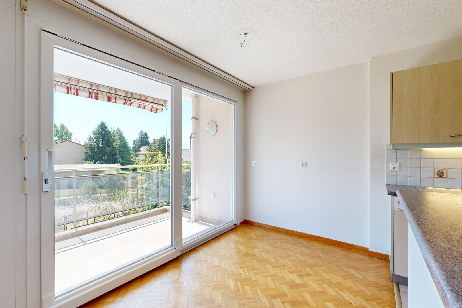 pièce vide avec inside property, sol en finition bois, wood finish floor, lumière naturelle, et natural light
