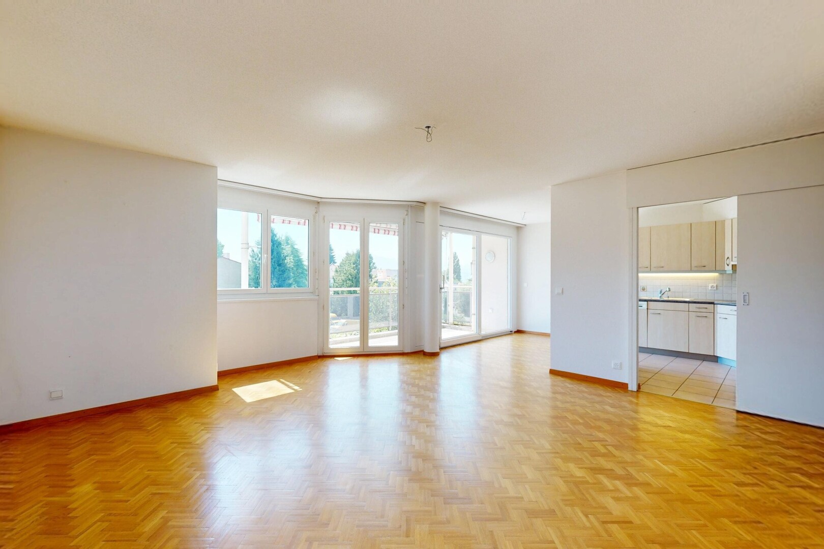 pièce vide avec light floor, lumière naturelle, natural light, cloison sèche, et drywall