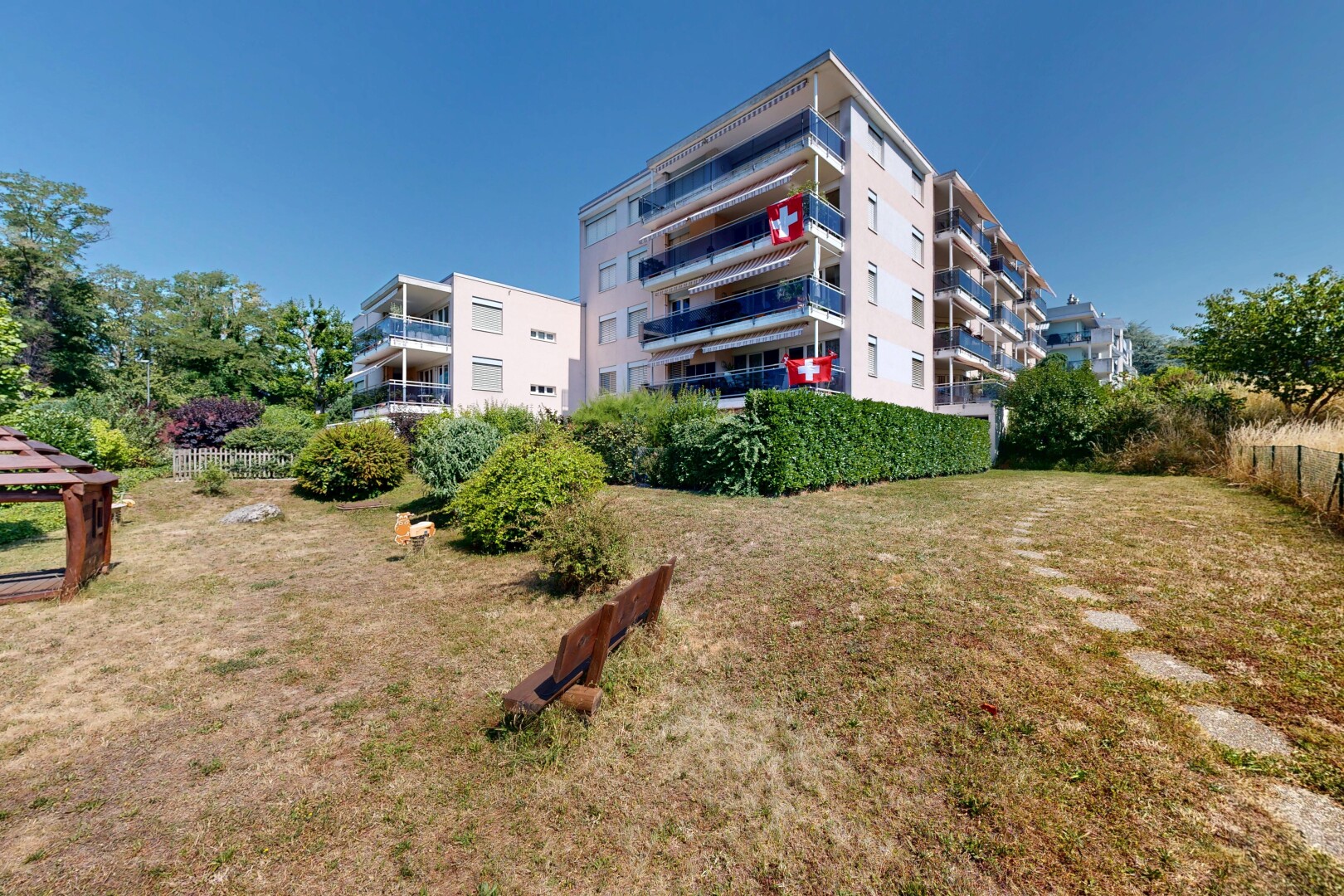 extérieur du bâtiment avec day time, vue sur le complexe d'appartements, apartment complex view, et clôture