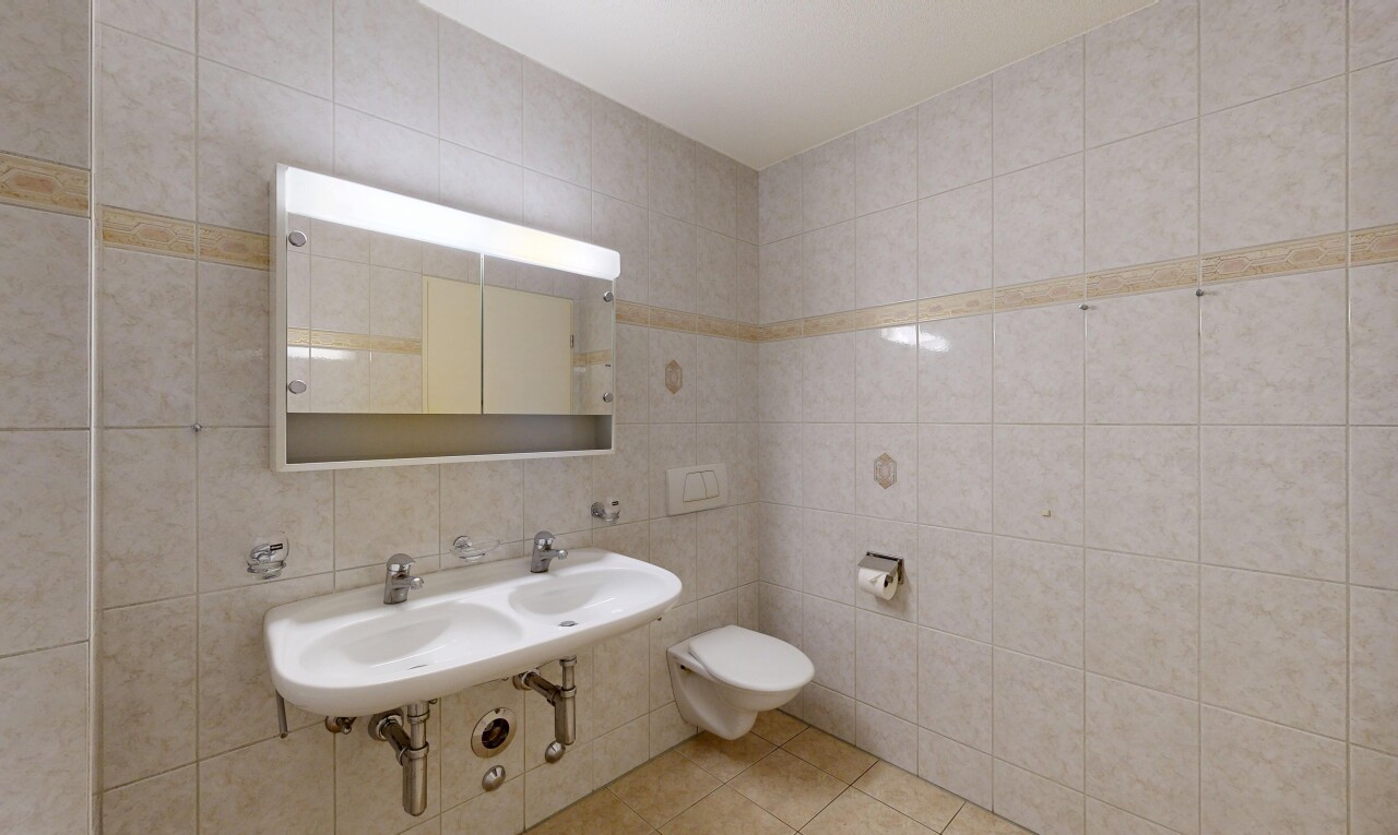 salle de bains avec mur en carrelage, tile wall, inside property, miroir, et sol en carrelage