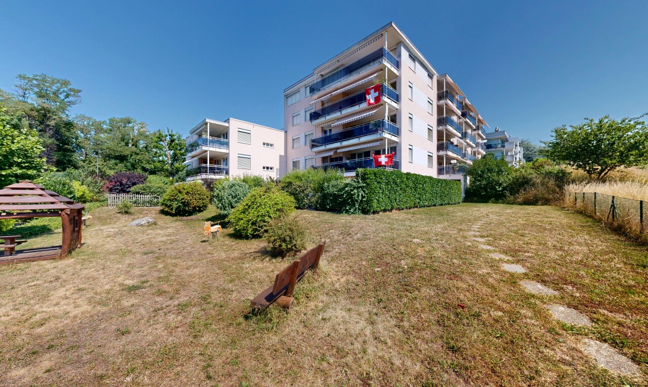 extérieur du bâtiment avec day time, vue sur le complexe d'appartements, apartment complex view, et clôture