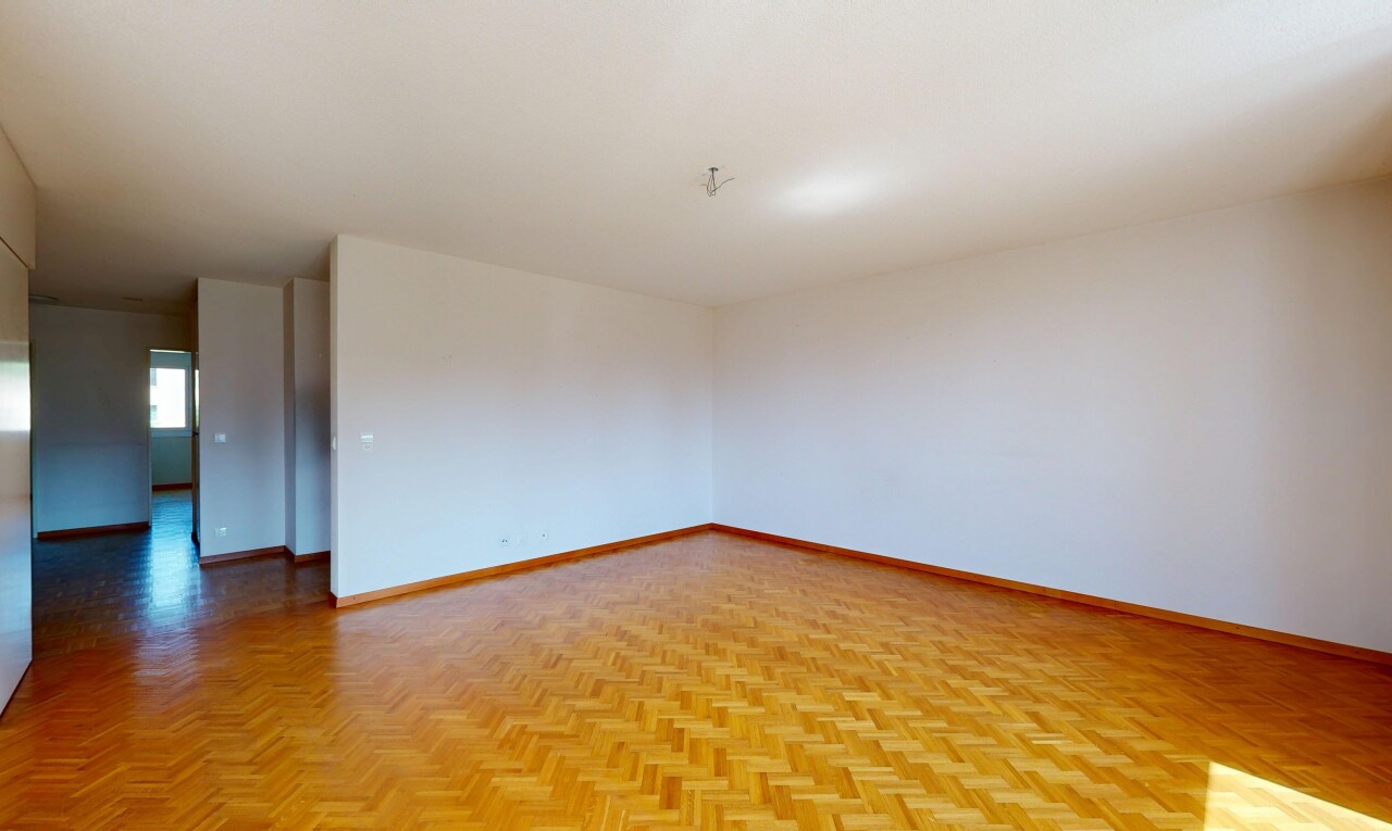 pièce vide avec inside property, plinthes murales, baseboards wall, cloison sèche, et drywall
