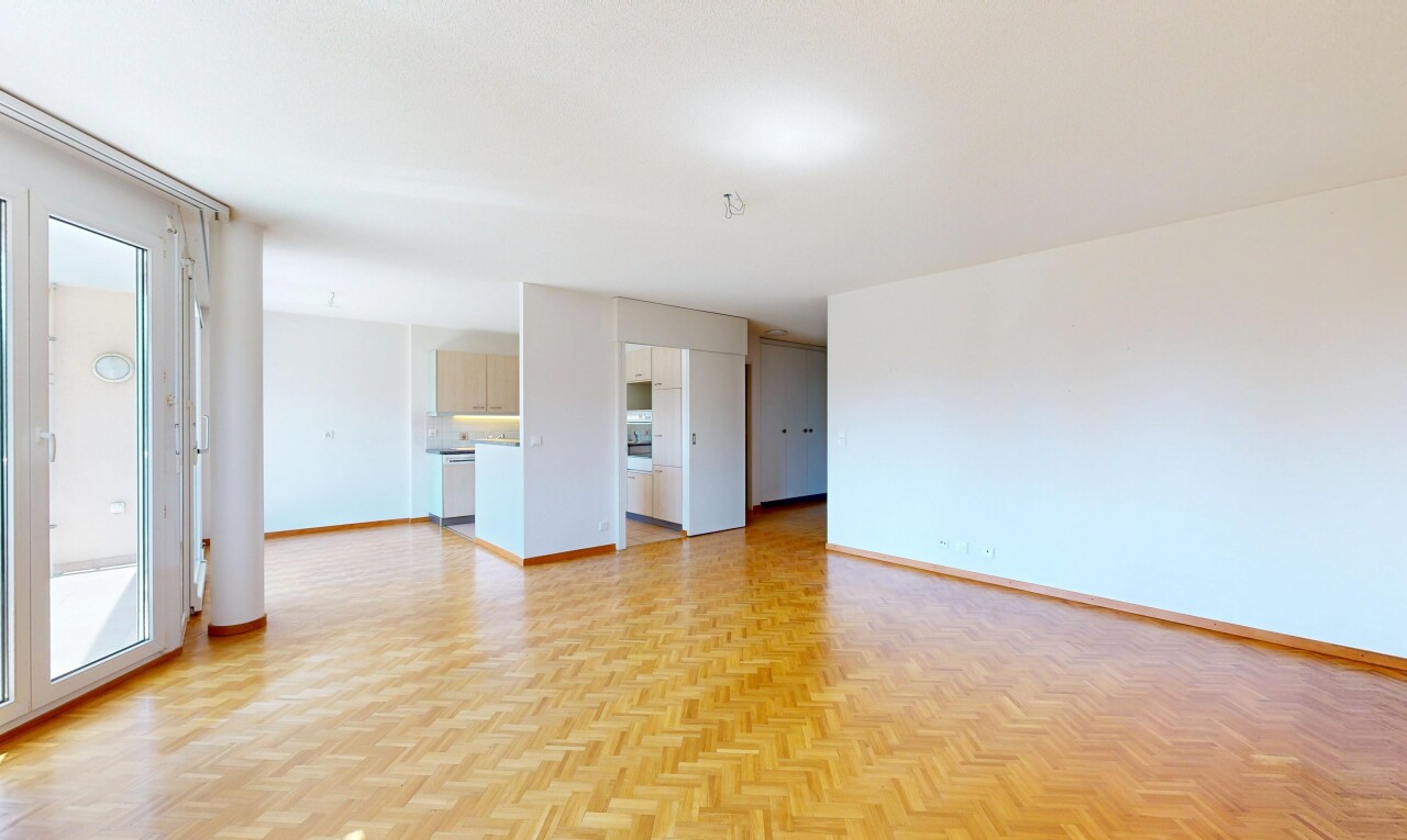 pièce vide avec sol en finition bois, wood finish floor, light floor, parquet floor, et cloison sèche