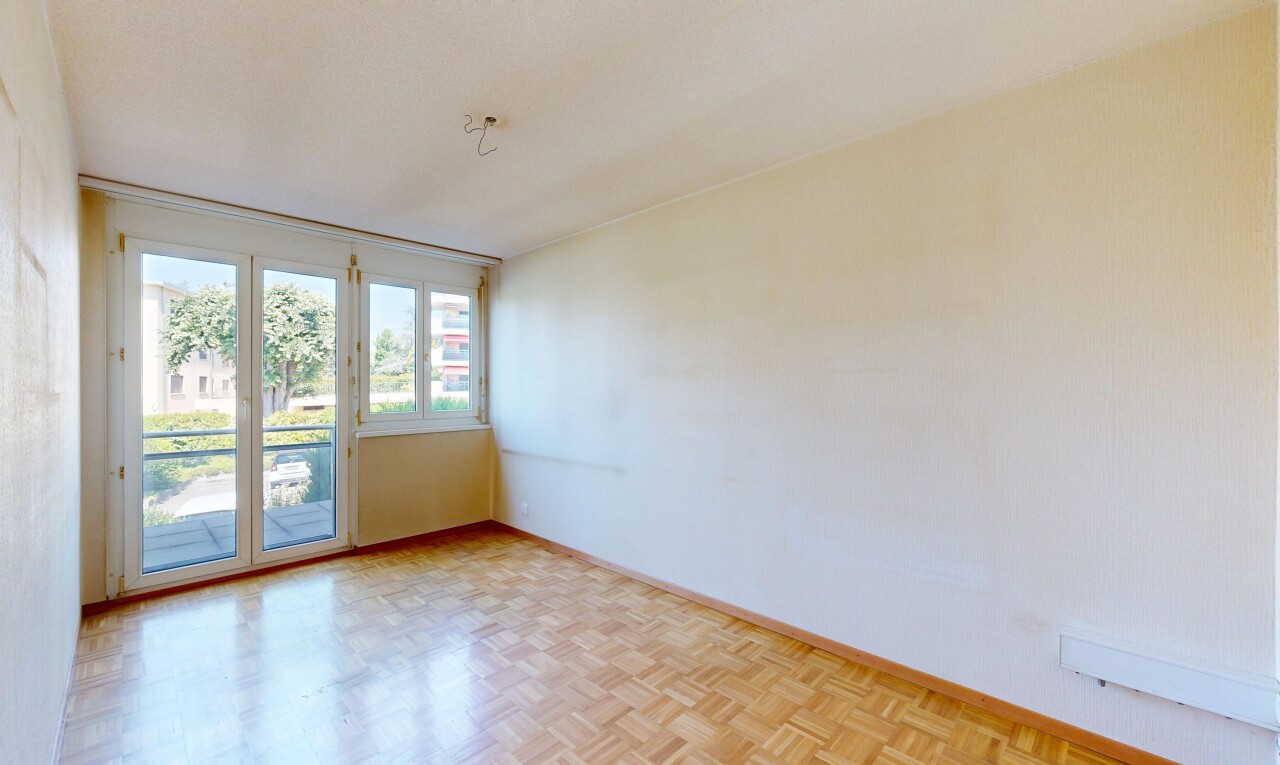 pièce vide avec inside property, sol en finition bois, wood finish floor, lumière naturelle, et natural light