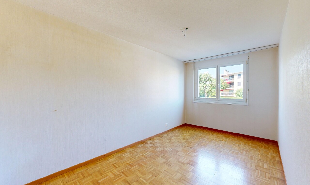 pièce vide avec sol en finition bois, wood finish floor, inside property, parquet floor, et lumière naturelle