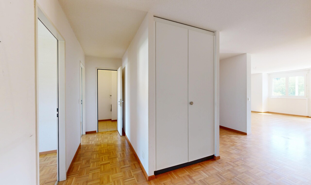 couloir avec inside property, sol en finition bois, wood finish floor, cloison sèche, et drywall