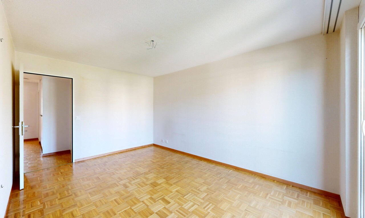 pièce vide avec parquet floor, sol en finition bois, wood finish floor, inside property, et cloison sèche